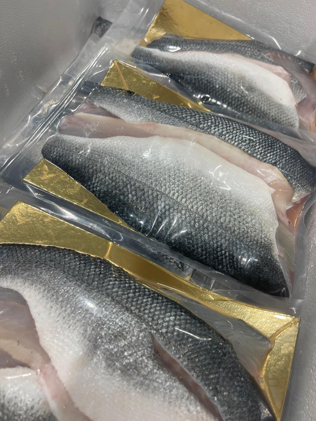 ניקוי ופילוט דגי ים טריים במפעל דניס הצפון